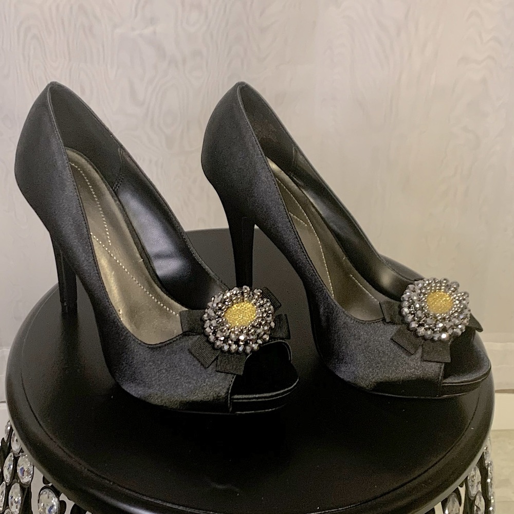 APT 9 Satin Platform High Heel Shoes - adorned with a beaded sunflower - NWT